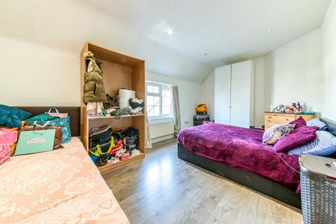 3 bedroom maisonette to rent, Gibbs Close, London, SE19