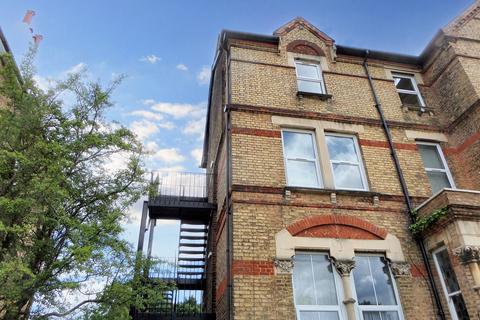 2 bedroom flat to rent, Lancaster Road, London SE25