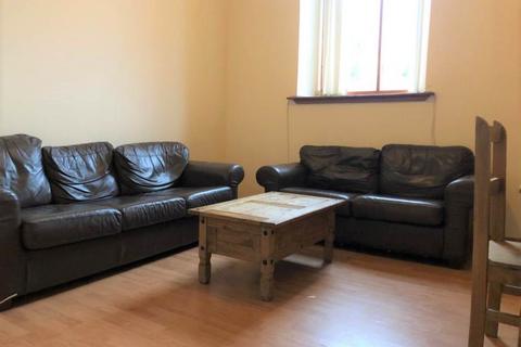 3 bedroom flat to rent, 8B Laburn Street, ,