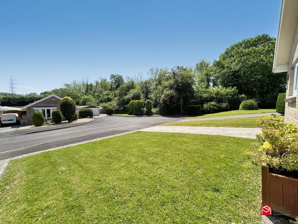 Front Garden &amp; Driveway