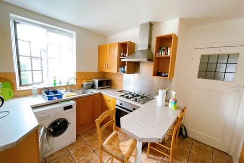 1 bedroom bedsit to rent, Elthorne Avenue, London W7