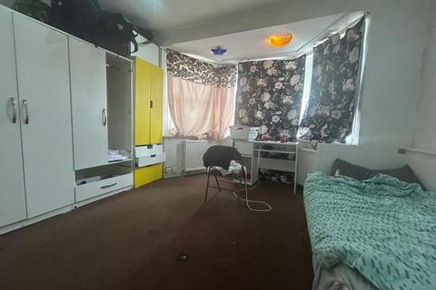 2 bedroom apartment to rent, Edgware,  Harrow,  HA8