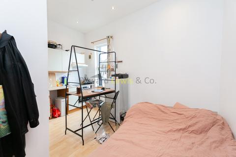 Studio to rent, Rowhill Road, London E5