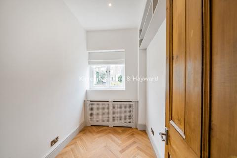 3 bedroom flat to rent, Primrose Gardens Belsize Park NW3