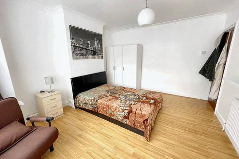 2 bedroom flat to rent, Upper Town Road, Greenford UB6
