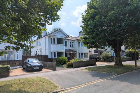 2 bedroom flat to rent, Woodlands Avenue, West Byfleet KT14