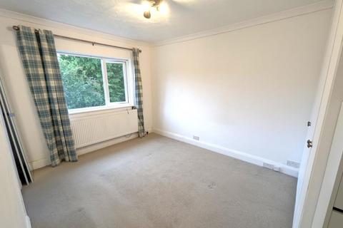 2 bedroom flat to rent, Woodlands Avenue, West Byfleet KT14