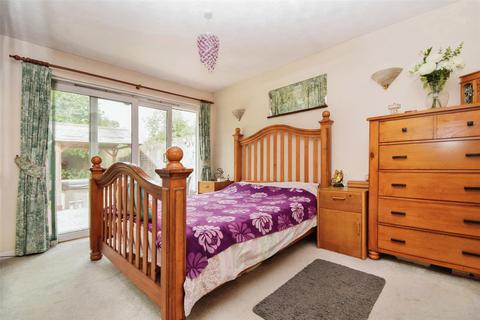 2 bedroom bungalow for sale, Nine Mile Ride, Wokingham RG40