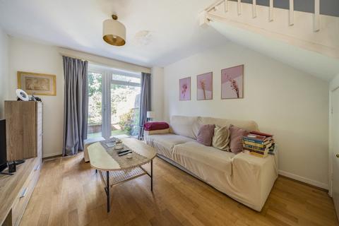 3 bedroom house to rent, Oliver Close Chiswick W4