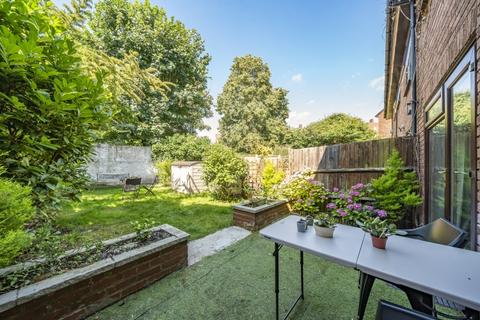 3 bedroom house to rent, Oliver Close Chiswick W4