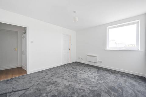 3 bedroom flat to rent, Felixstowe Court, Gallions Reach, London, E16