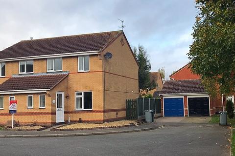 3 bedroom semi-detached house to rent, Wensleydale Close, Grantham