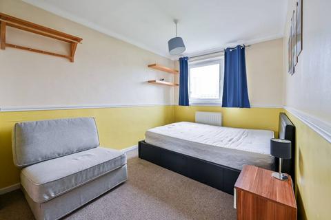 3 bedroom flat to rent, Forsyth Gardens, Elephant and Castle, London, SE17