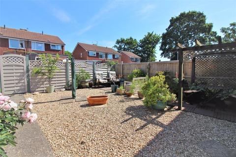 3 bedroom semi-detached house to rent, Glynswood, Chard