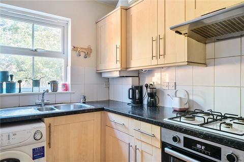 2 bedroom end of terrace house to rent, Thornhill Road, Leyton