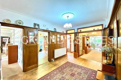 3 bedroom detached bungalow for sale, Oakmere Ave, Potters Bar EN6