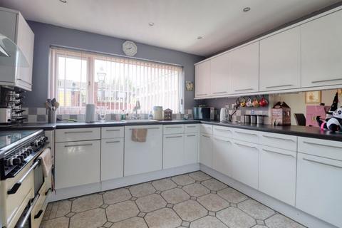 3 bedroom semi-detached house for sale, Warwick Road, Scunthorpe