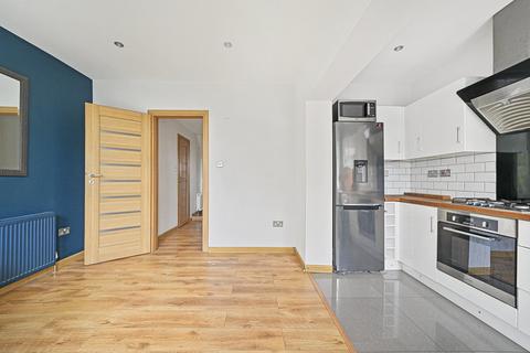 2 bedroom apartment to rent, Belmont Avenue, London N17