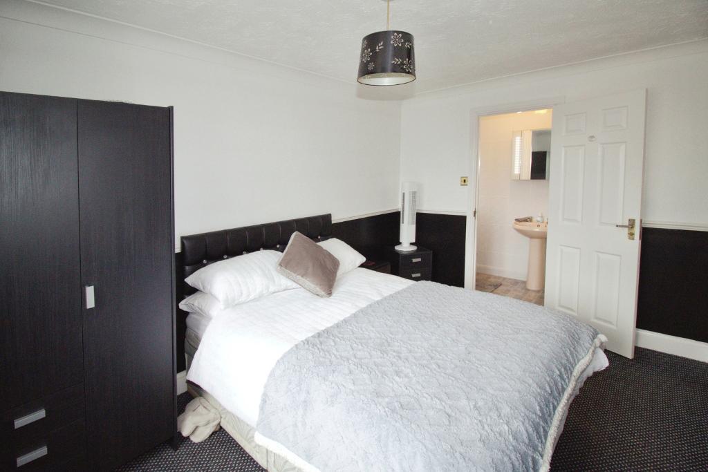 Master Bedroom &amp; En-suite