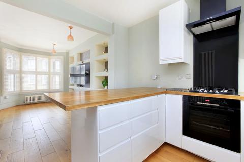 3 bedroom flat for sale, Ingelow Road, London SW8