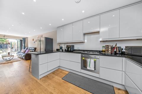 3 bedroom end of terrace house for sale, Dickensons Lane, London, SE25