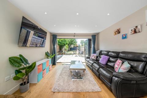 3 bedroom end of terrace house for sale, Dickensons Lane, London, SE25