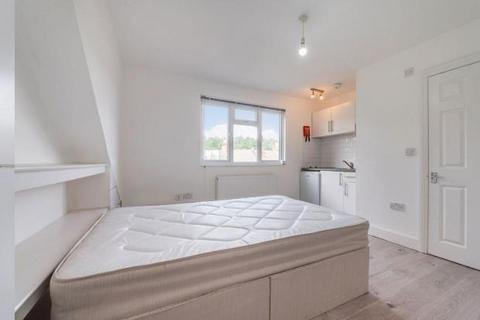 Studio to rent, Elm Grove, Cricklewood