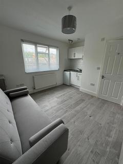 Studio to rent, Elm Grove, Cricklewood