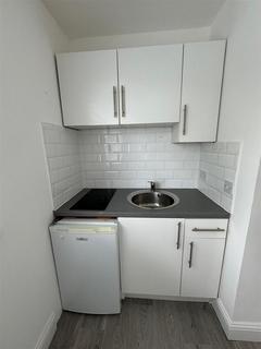 Studio to rent, Elm Grove, Cricklewood