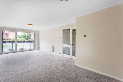 2 bedroom flat for sale, Oakleigh Court, Station Road West, Oxted