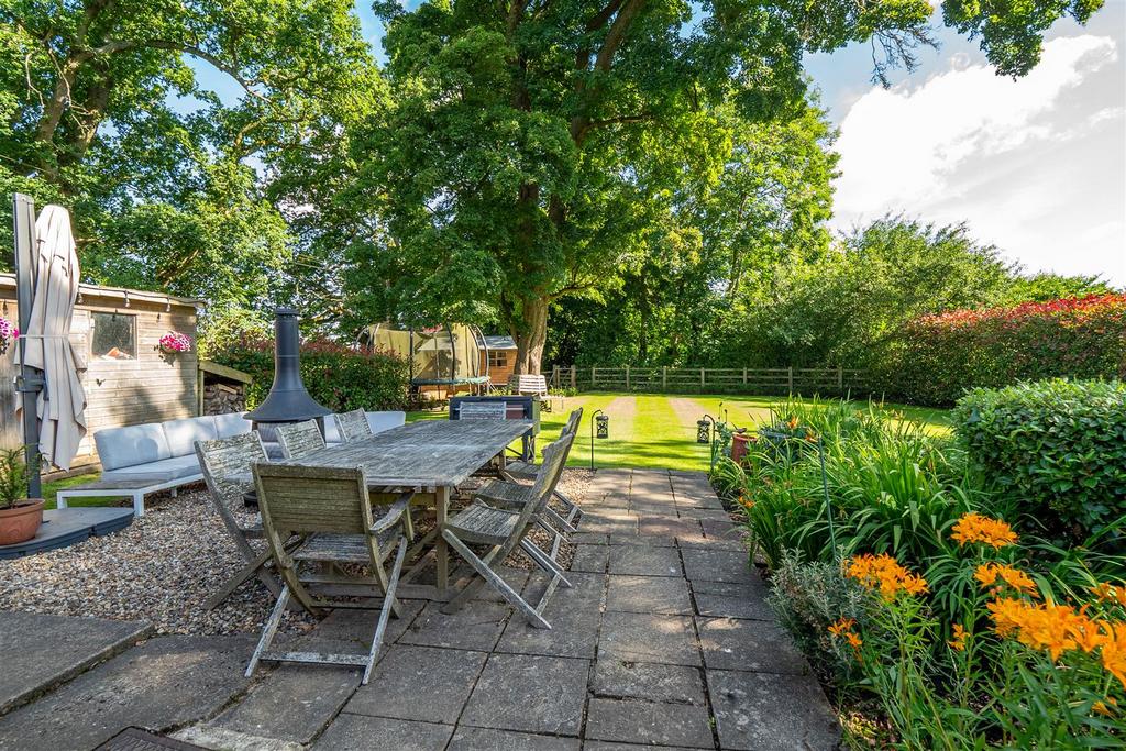 Garden Dining Area.jpg