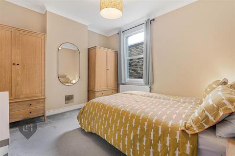 2 bedroom flat for sale, Ravensbury Rd, London