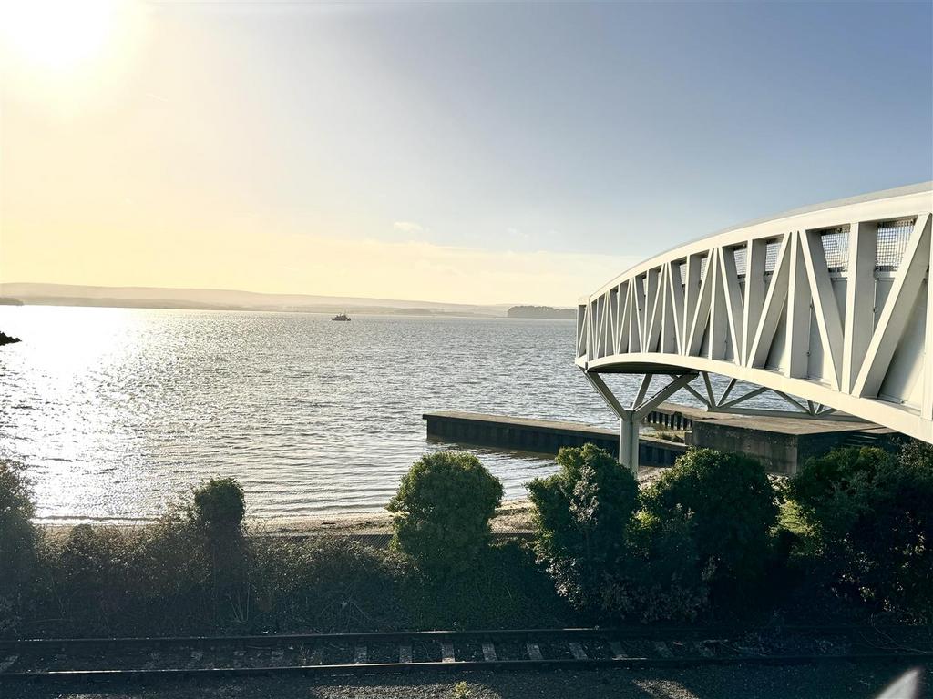 Stone Close, Poole BH15 2 bed apartment £1,100 pcm (£254 pw)