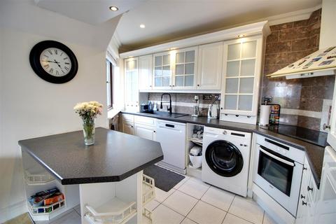 2 bedroom flat for sale, Kings Chase View, The Ridgeway, Enfield