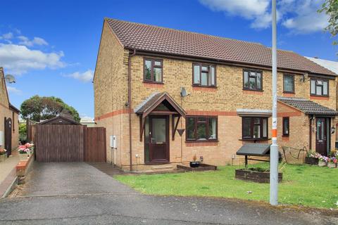 3 bedroom semi-detached house to rent, De-Ferneus Drive, Raunds NN9