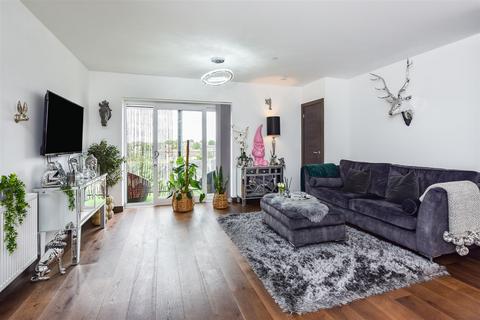 2 bedroom flat for sale, Fairfax Drive, Westcliff-On-Sea SS0