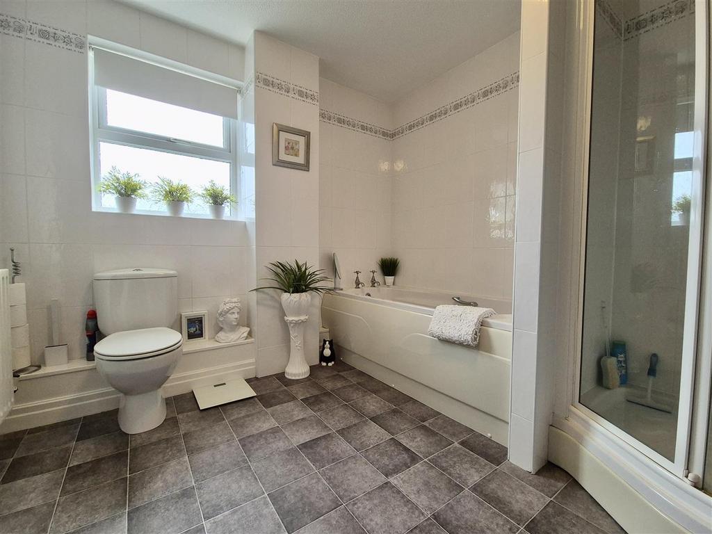 En suite bathroom/wc