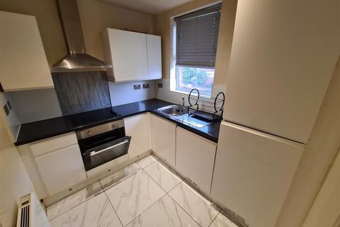 2 bedroom flat to rent, High Street, Aldershot