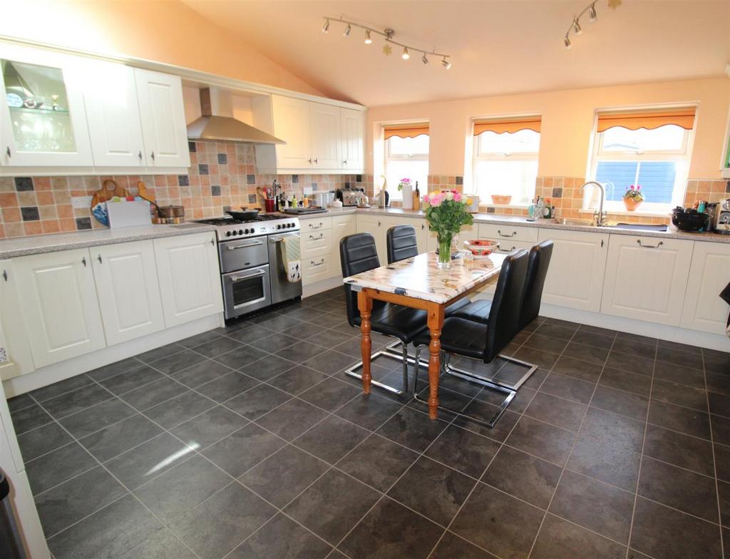 Magnificent family room/kitchen