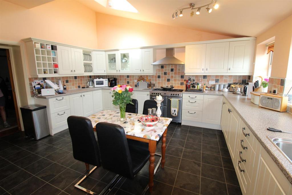 Magnificent family room/kitchen