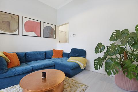 40b Albion Road, London, N16 9PH