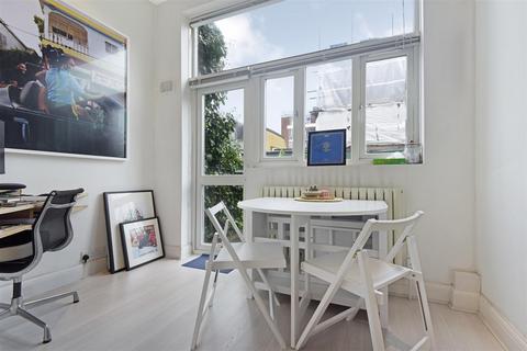 40b Albion Road, London, N16 9PH