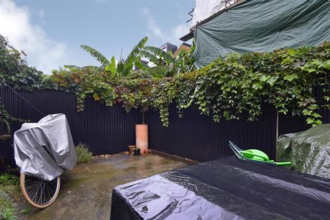 40b Albion Road, London, N16 9PH