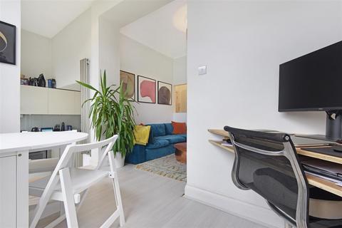 40b Albion Road, London, N16 9PH