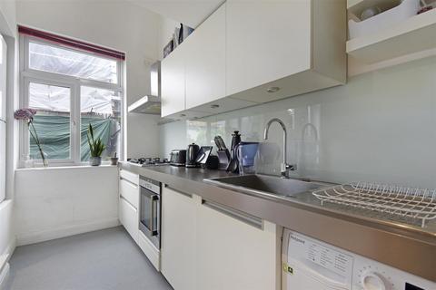 40b Albion Road, London, N16 9PH