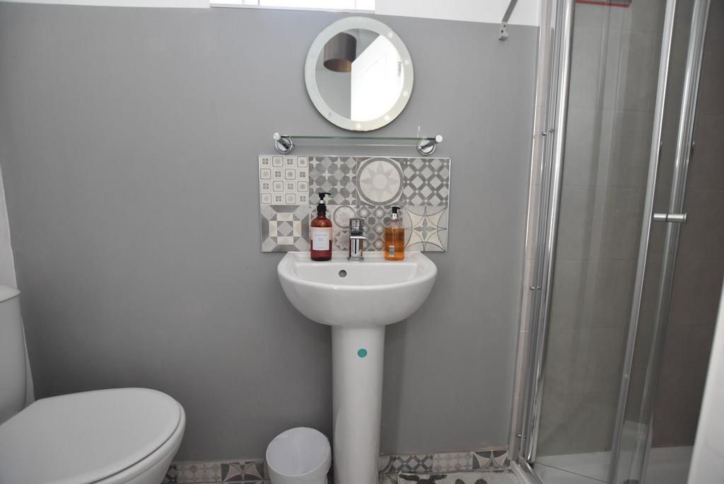 FLAT B - Bed 1 en suite.jpg
