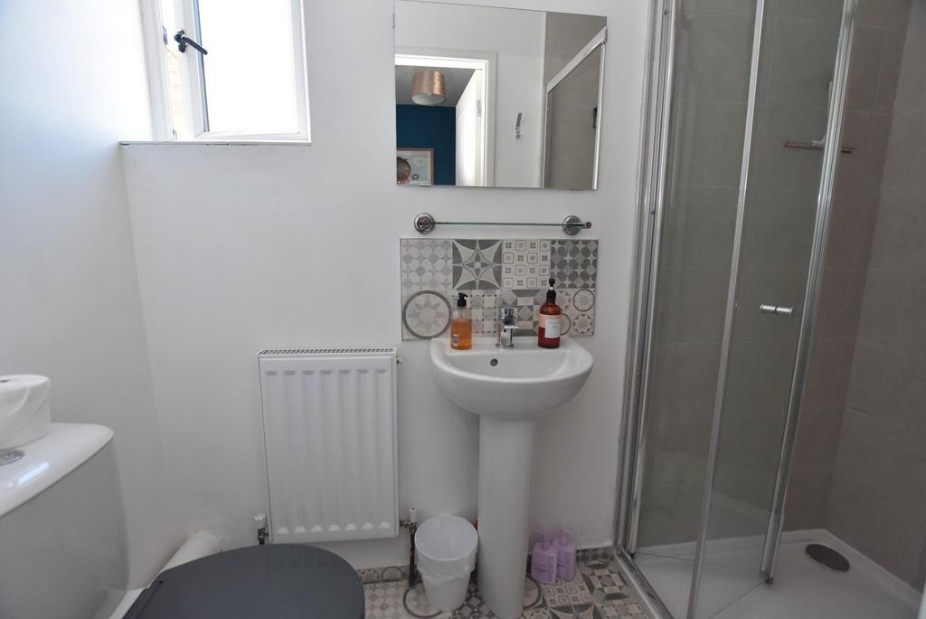 FLAT B - Bed 2 en suite.jpg