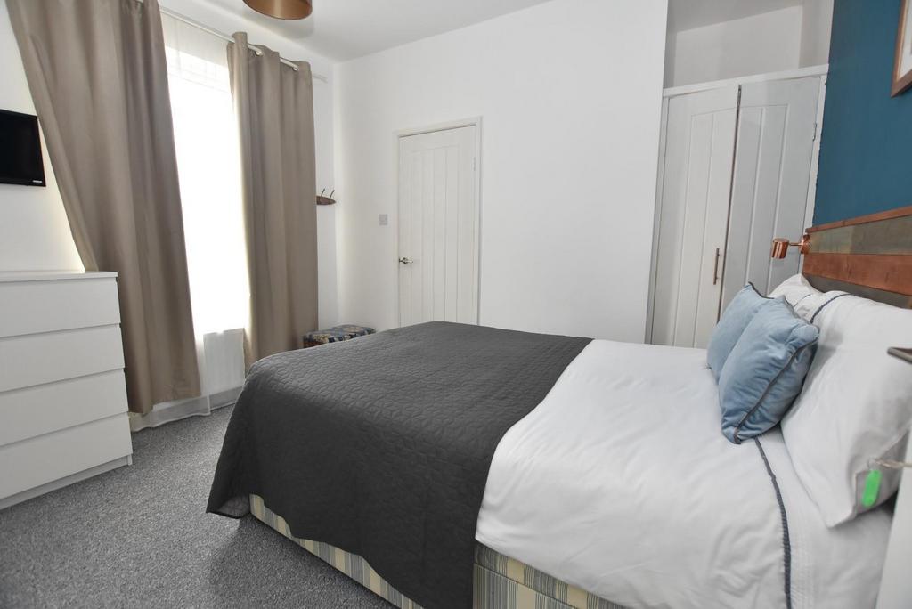 FLAT B - Bed 1.jpg