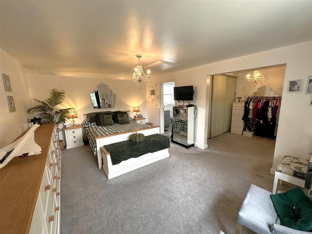 Master Bedroom Into Large Dressing Room 752