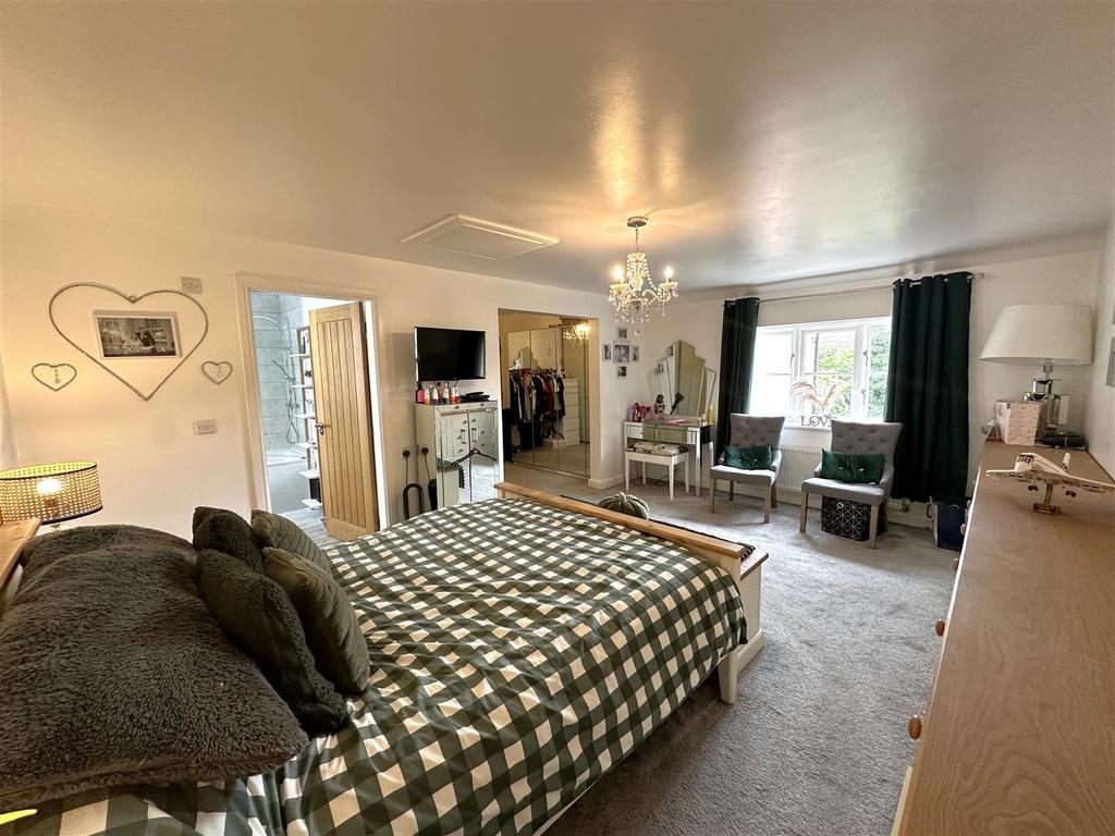 Master Bedroom Into En-Suite 755